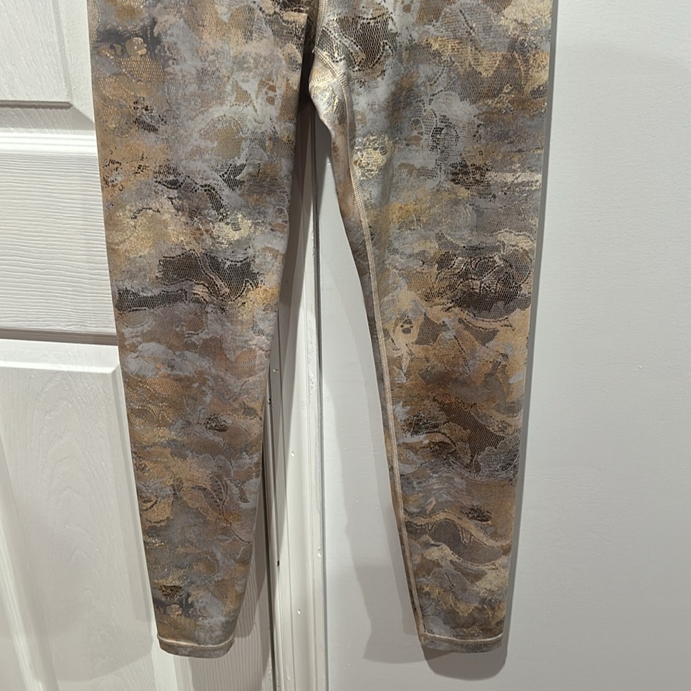 ATHLETA Elation Gilded Tights Guildegold Size Small - Picture 4 of 12